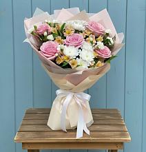 Букет цветов из:  Гвоздики, Орхидеи и Розы в Хучнях