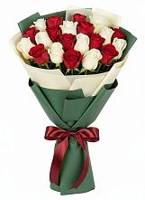 Букет Микс из красных и белых роз в Хучнях