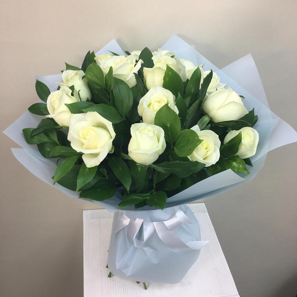 Букет 15 Белых роз Проуд в Хучнях
