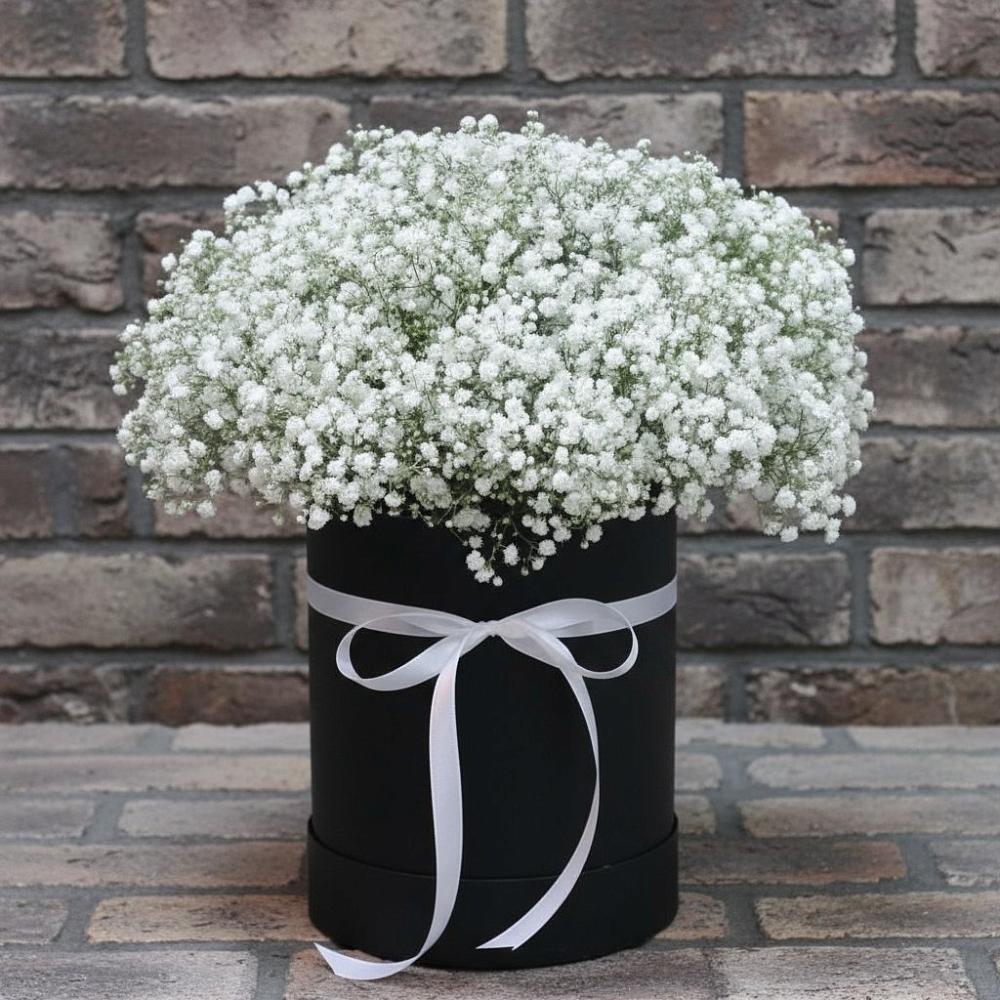 Цветочная композиция из Гипсофила в шляпной коробке в Хучнях