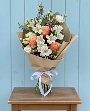 Букет цветов из:  Альстромерии, Лизиантусы, Розы и Хризантемы в Хучнях