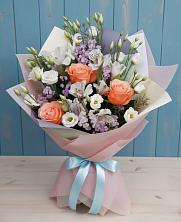 Букет цветов из:  Лизиантусы, Розы, Альстромерии и Гипсофила в Хучнях