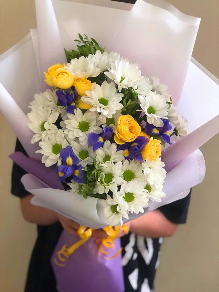 Букет цветов из: Ирисы, Хризантемы и Розы в Хучнях