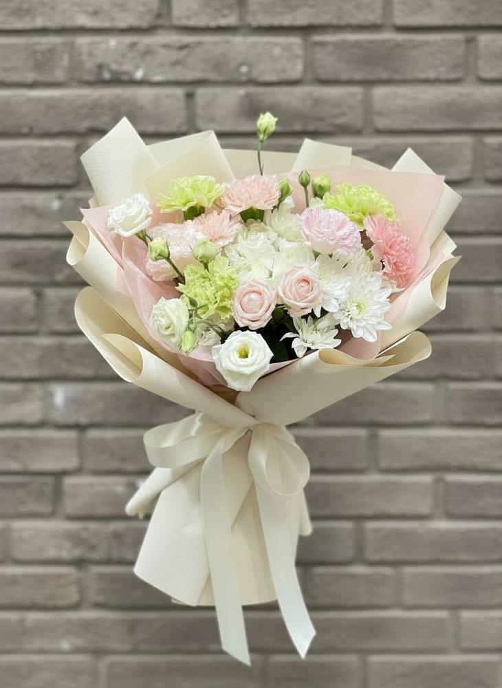 Букет цветов из: Гвоздики, Розы, Лизиантусы и Хризантемы в Хучнях