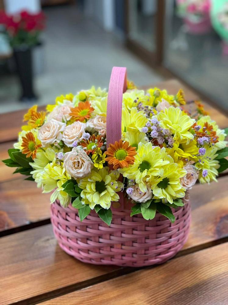 Цветочная композиция из Хризантемы и Розы в корзине в Хучнях