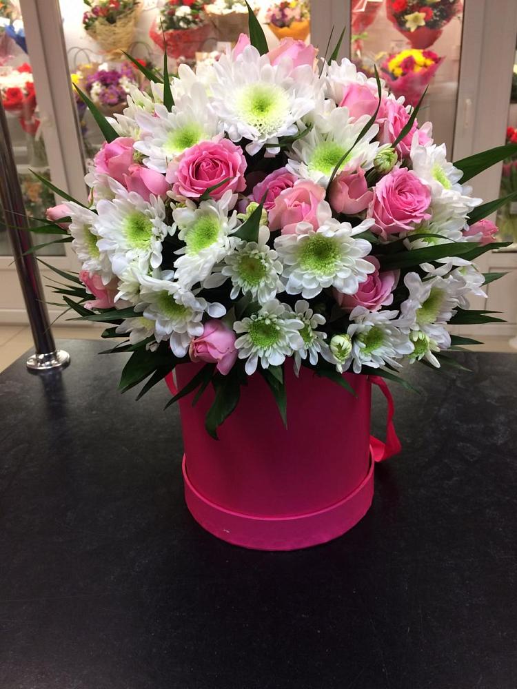 Цветочная композиция из Розы и Хризантемы в шляпной коробке в Хучнях