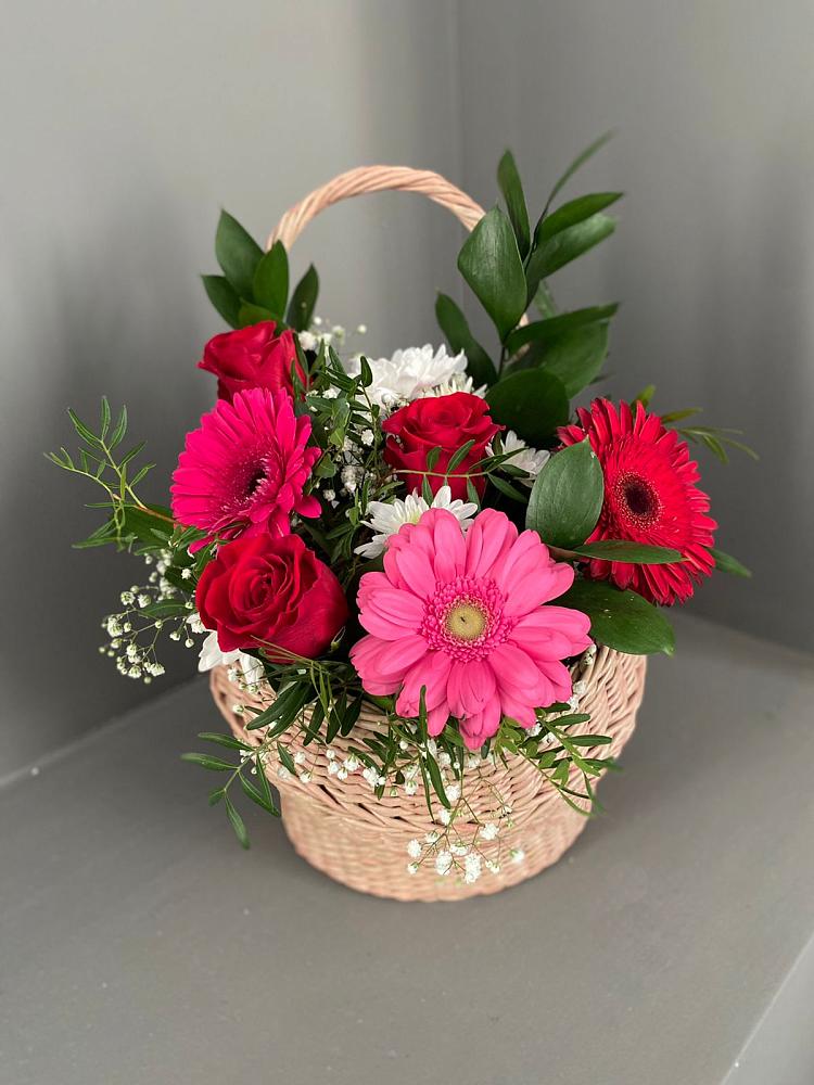 Цветочная композиция из Розы, Хризантемы и Герберы в корзине в Хучнях