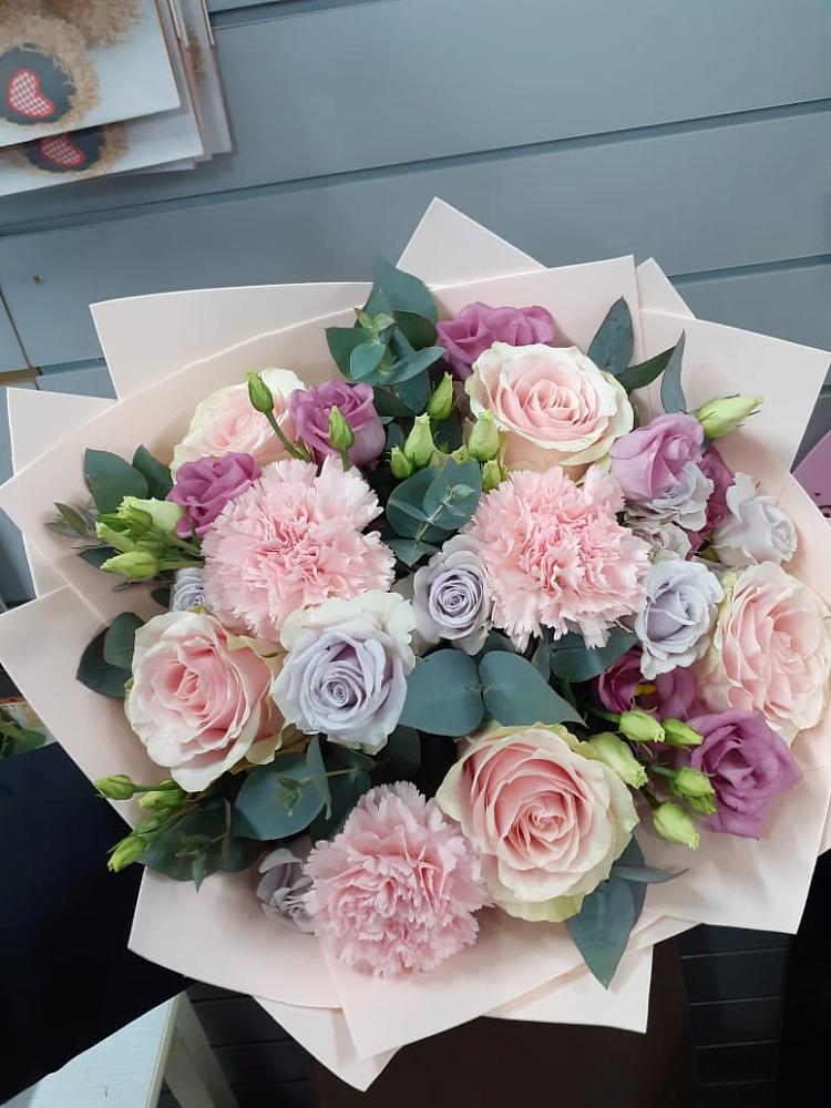 Букет цветов из: Розы, Гвоздики и Лизиантусы в Хучнях