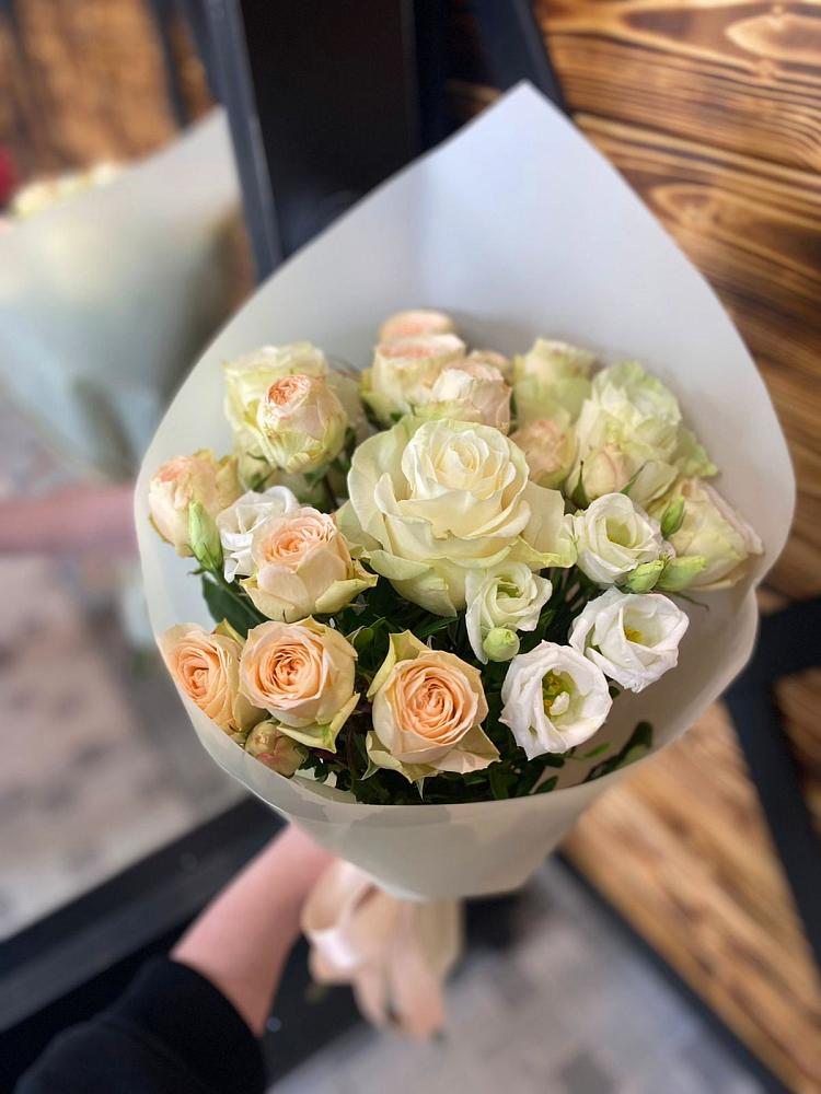 Букет цветов из: Розы и Лизиантусы в Хучнях